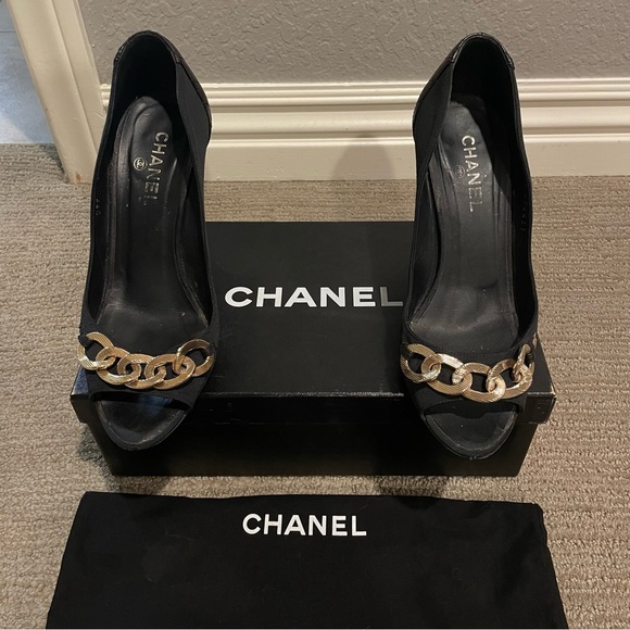 Chanel CC Logo Chain Black Quilted Leather Heels - Picture 2 of 10